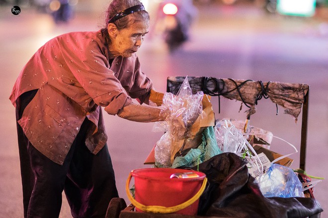 Rơi nước mắt bộ ảnh cụ bà 83 tuổi lưng còng vất vả đi nhặt rác trong đêm để nuôi 2 người cháu ở Bắc Giang - Ảnh 2.
