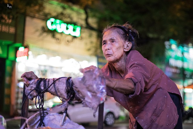 Rơi nước mắt bộ ảnh cụ bà 83 tuổi lưng còng vất vả đi nhặt rác trong đêm để nuôi 2 người cháu ở Bắc Giang - Ảnh 11.