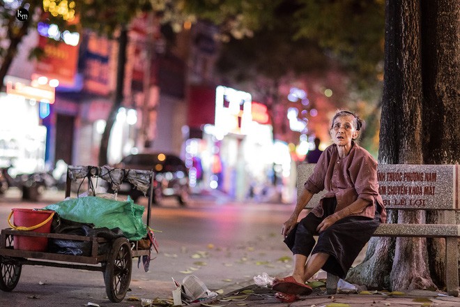 Rơi nước mắt bộ ảnh cụ bà 83 tuổi lưng còng vất vả đi nhặt rác trong đêm để nuôi 2 người cháu ở Bắc Giang - Ảnh 13.
