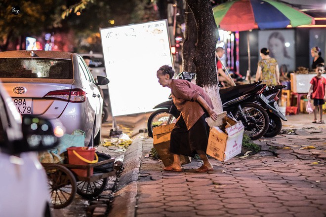 Rơi nước mắt bộ ảnh cụ bà 83 tuổi lưng còng vất vả đi nhặt rác trong đêm để nuôi 2 người cháu ở Bắc Giang - Ảnh 14.