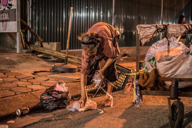 Rơi nước mắt bộ ảnh cụ bà 83 tuổi lưng còng vất vả đi nhặt rác trong đêm để nuôi 2 người cháu ở Bắc Giang - Ảnh 16.