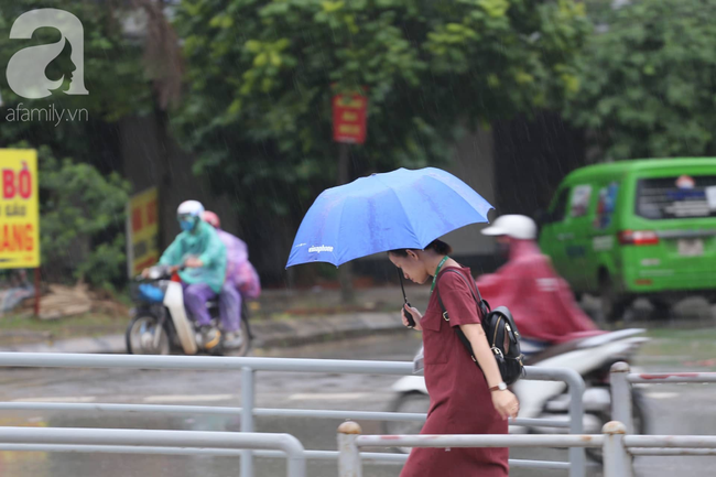 Đang nắng nóng chuyển sang mưa rào, cẩn trọng để tránh những bệnh này ở cả người lớn và trẻ em - Ảnh 3.