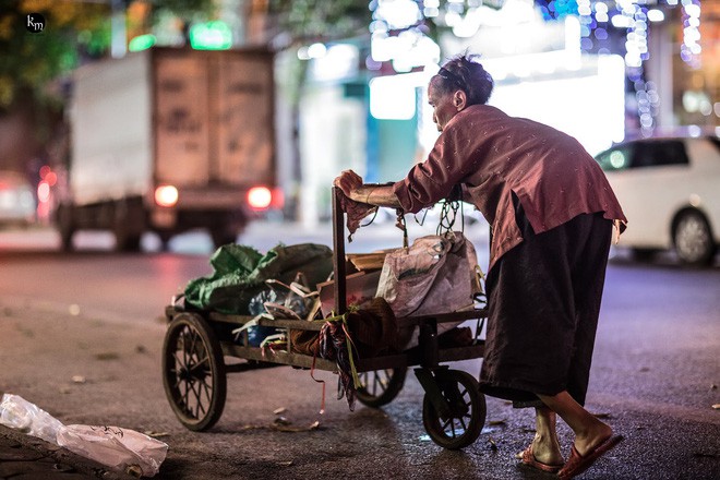 Rơi nước mắt bộ ảnh cụ bà 83 tuổi lưng còng vất vả đi nhặt rác trong đêm để nuôi 2 người cháu ở Bắc Giang - Ảnh 3.