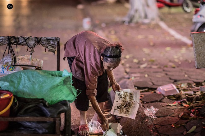 Rơi nước mắt bộ ảnh cụ bà 83 tuổi lưng còng vất vả đi nhặt rác trong đêm để nuôi 2 người cháu ở Bắc Giang - Ảnh 6.