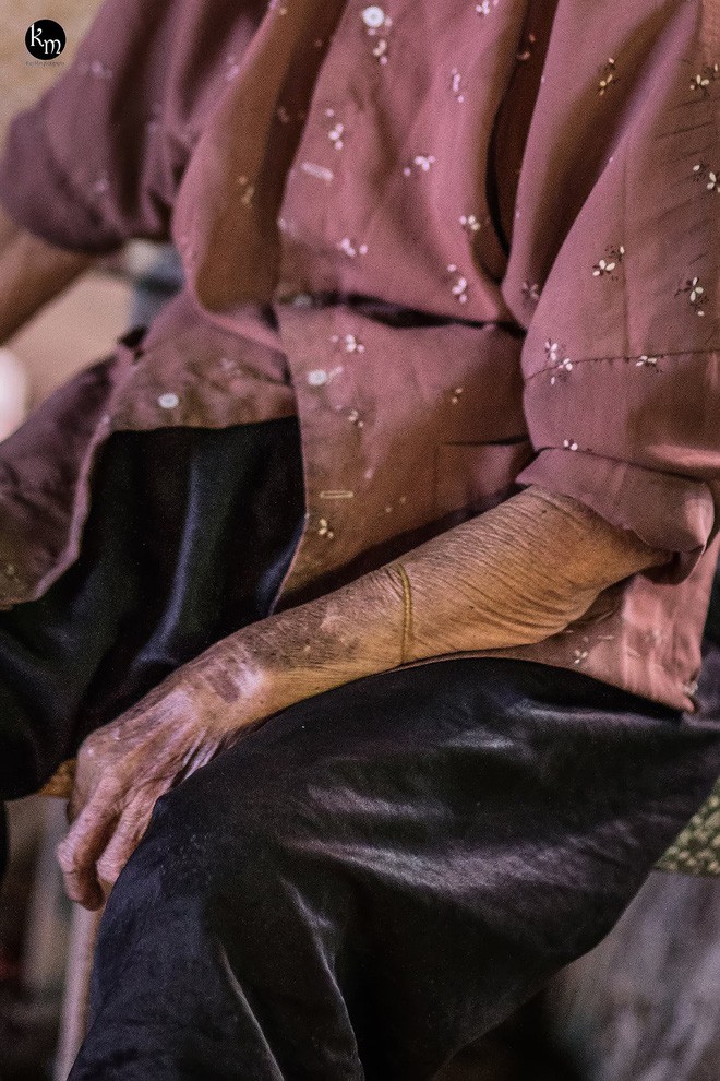 Rơi nước mắt bộ ảnh cụ bà 83 tuổi lưng còng vất vả đi nhặt rác trong đêm để nuôi 2 người cháu ở Bắc Giang - Ảnh 9.