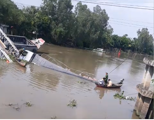 Sập cầu ở Đồng Tháp, ô tô tải rơi xuống sông - Ảnh 1.