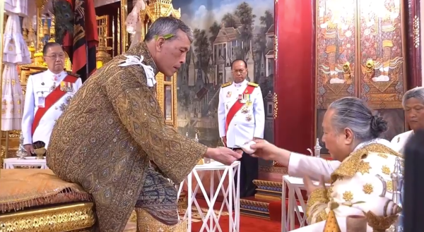 Vua Rama X ngồi lên ngai vàng dưới tán lọng 9 tầng, chính thức trở thành vị thần của người dân Thái Lan - Ảnh 2.