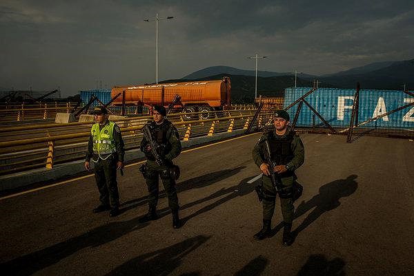 [ẢNH] Đấu súng dữ dội dọc biên giới Venezuela - Colombia - Ảnh 13.