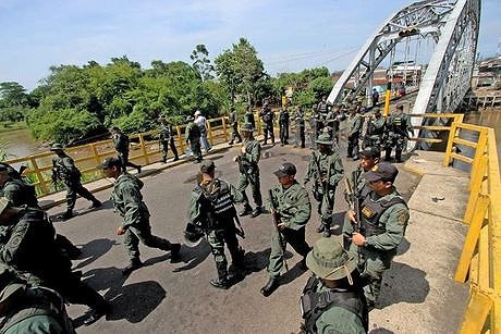 [ẢNH] Đấu súng dữ dội dọc biên giới Venezuela - Colombia - Ảnh 19.
