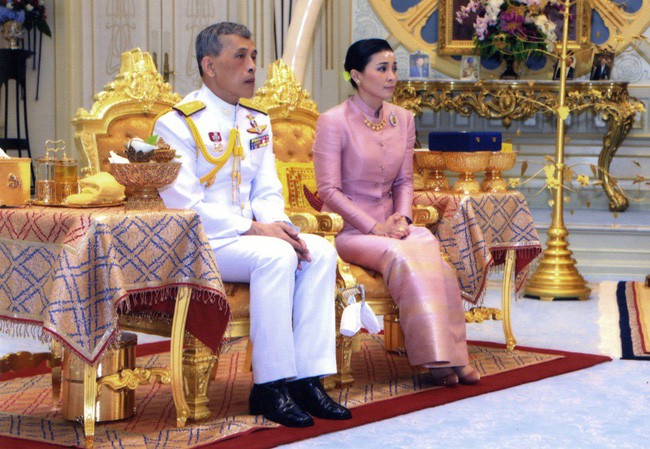 Tân Hoàng hậu Thái Lan: Con đường định mệnh khiến một tiếp viên hàng không trở thành nữ đại tướng, vừa kết hôn đã được lập tức phong hậu - Ảnh 4.