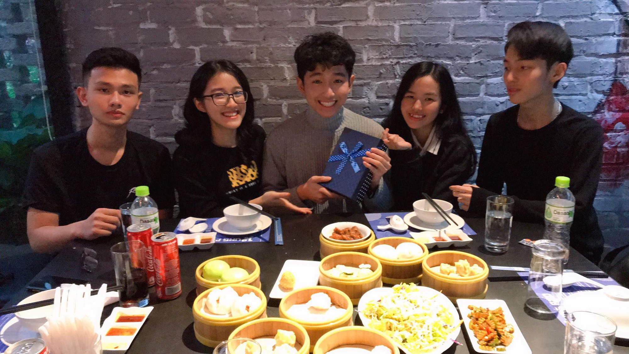 Bức ảnh hội bạn th&acirc;n 7 năm g&acirc;y sốt khi quy tụ cả d&agrave;n trai xinh g&aacute;i đẹp lại c&ograve;n l&agrave; HSG quốc gia - Ảnh 4.