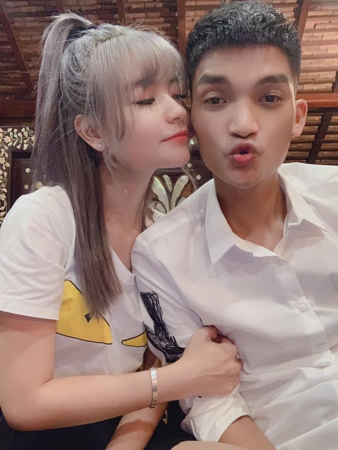 Mạc Văn Khoa được Bạn Gai Tặng Day Chuyền đồng Hồ Tại Quan Bun đậu