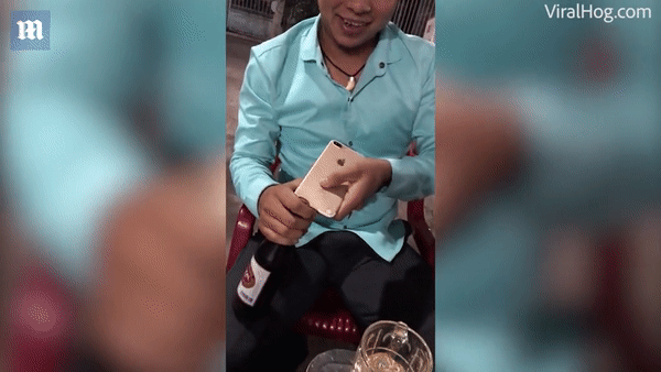 Thanh niên Việt dùng iPhone 7 Plus khui bia nổi như cồn trên báo Tây - Ảnh 3.