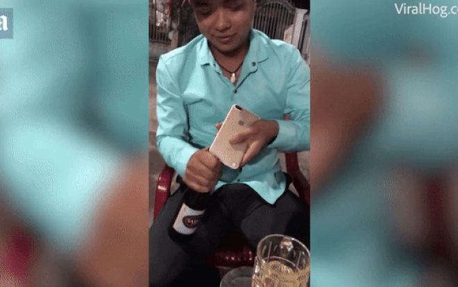 Thanh niên Việt dùng iPhone 7 Plus khui bia nổi như cồn trên báo Tây - Ảnh 2.