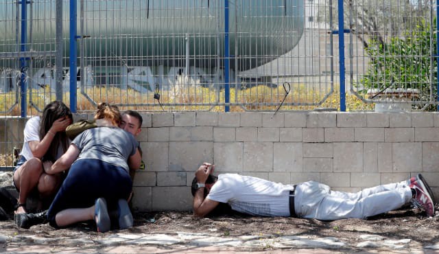 Israel bị tấn công khủng khiếp - Trận mưa rocket chưa từng có, thương vong rất lớn - Ảnh 1.