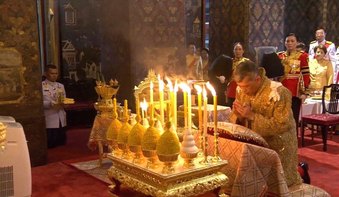 Vua Vajiralongkorn dừng bái Phật ở nơi ngự pho tượng Phật được tôn kính bậc nhất Thái Lan - Ảnh 2.