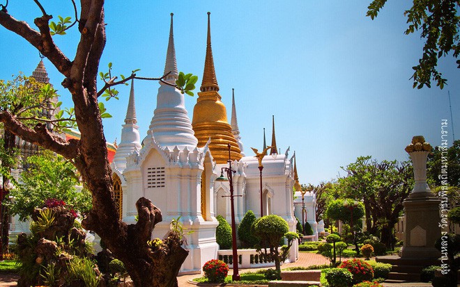 Vua Vajiralongkorn dừng bái Phật ở nơi ngự pho tượng Phật được tôn kính bậc nhất Thái Lan - Ảnh 4.