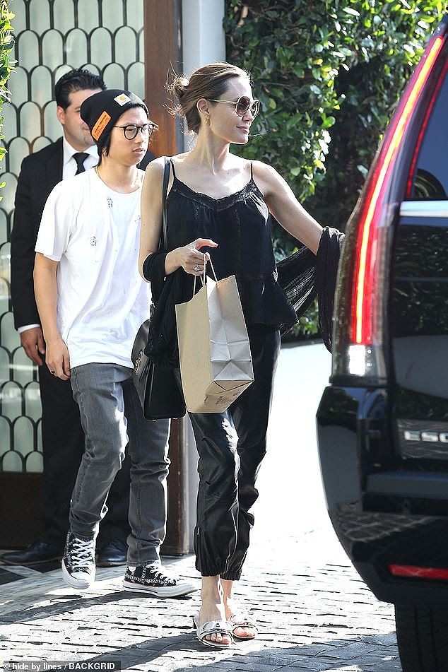 Angelina Jolie mặc áo 2 dây trẻ trung, khoe loạt hình xăm ở lưng - Ảnh 5. Angelina Jolie mặc áo 2 dây trẻ trung, khoe loạt hình xăm ở lưng - Ảnh 5.