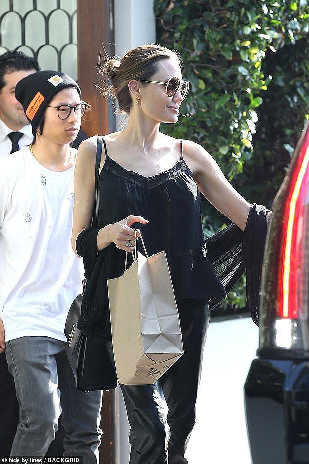 Angelina Jolie mặc áo 2 dây trẻ trung, khoe loạt hình xăm ở lưng - Ảnh 6. Angelina Jolie mặc áo 2 dây trẻ trung, khoe loạt hình xăm ở lưng - Ảnh 6.