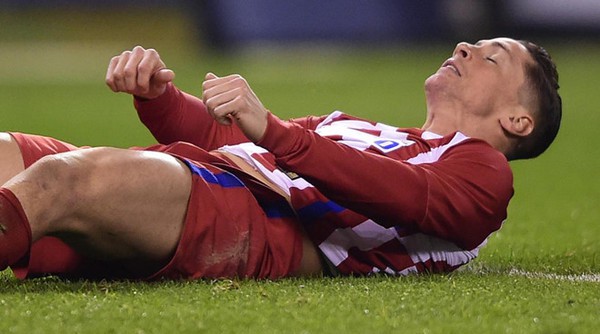 Torres và những cầu thủ suýt chết vì tự nuốt lưỡi trên sân - Ảnh 1.