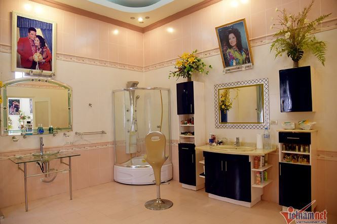 Choáng với nhà vợ chồng trùm Thúy Nga Paris: Hơn 10.000m2, bồn tắm lộ thiên, ảnh treo từ nhà ra vườn - Ảnh 3. Choáng với nhà vợ chồng trùm Thúy Nga Paris: Hơn 10.000m2, bồn tắm lộ thiên, ảnh treo từ nhà ra vườn - Ảnh 3.