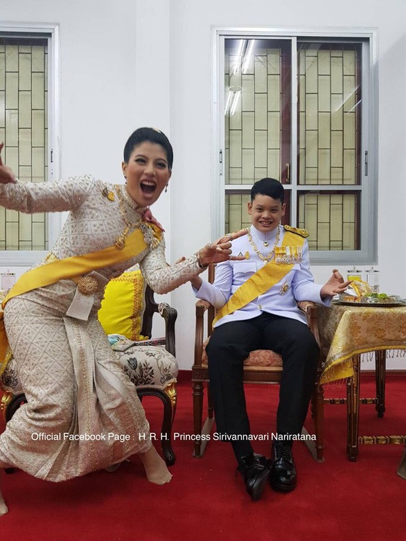 Quốc vương Thái Lan cùng gia đình ra mắt công chúng, kết thúc lễ đăng quang kéo dài 3 ngày nhưng đây mới là nhân vật chen ngang hồn nhiên nhất trong suốt sự kiện - Ảnh 1.