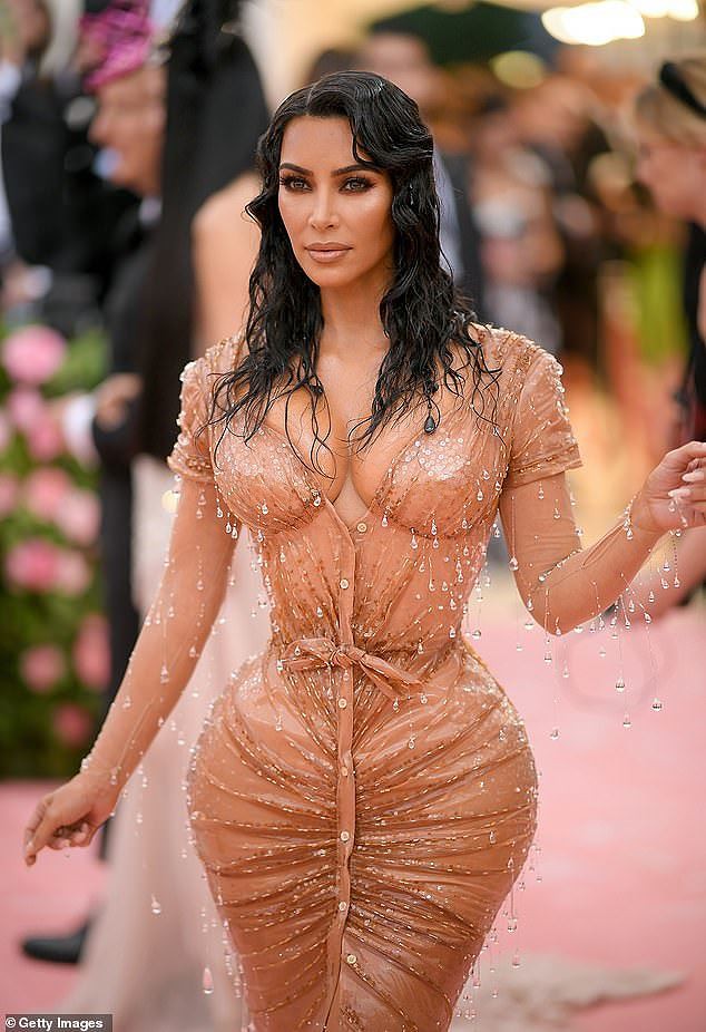 Kim Kardashian gây sốc với thân hình đồng hồ cát kỳ dị - Ảnh 2.