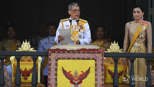 Quốc vương Thái Lan cùng gia đình ra mắt công chúng, kết thúc lễ đăng quang kéo dài 3 ngày nhưng đây mới là nhân vật chen ngang hồn nhiên nhất trong suốt sự kiện - Ảnh 3.