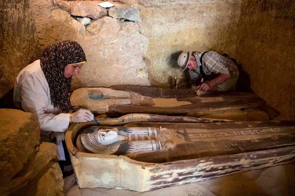 Hai xác ướp trong khu nghĩa trang cổ 4.500 tuổi ở Ai Cập - Ảnh 1.