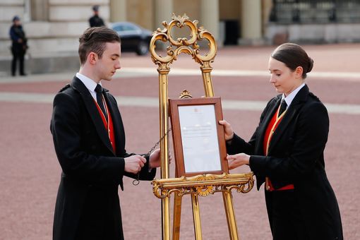 Con đầu lòng nhà Meghan vừa chào đời đã liên tiếp phá vỡ các quy tắc hoàng gia, điều chưa từng thấy trong lịch sử - Ảnh 2.