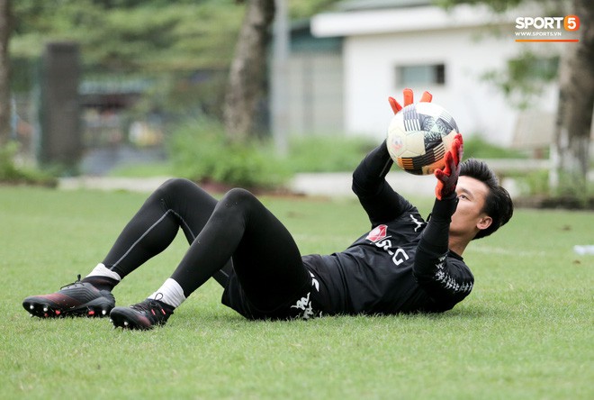 Bùi Tiến Dũng bất lực khi bị bạn thân Quang Hải ghi bàn trong buổi tập của Hà Nội FC - Ảnh 9.