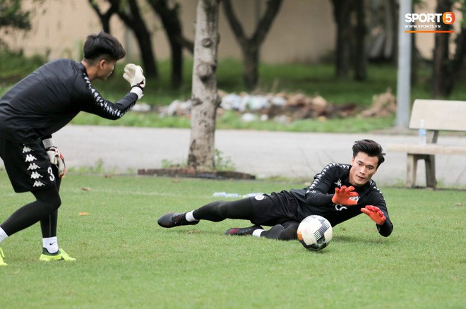 Bùi Tiến Dũng bất lực khi bị bạn thân Quang Hải ghi bàn trong buổi tập của Hà Nội FC - Ảnh 10.