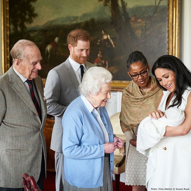 Vợ chồng Hoàng tử Harry chính thức công bố tên con trai mới sinh, nằm ngoài dự đoán của tất cả mọi người - Ảnh 2.
