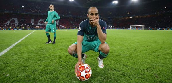 Tình yêu đẹp như cổ tích với vợ đã giúp Lucas Moura toả sáng rực rỡ trước Ajax - Ảnh 1.