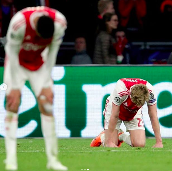 Những hình ảnh tràn ngập đau thương của Ajax Amsterdam sau khi bị đội bóng của Son Heung-min kết liễu ở giây bù giờ cuối cùng - Ảnh 17.