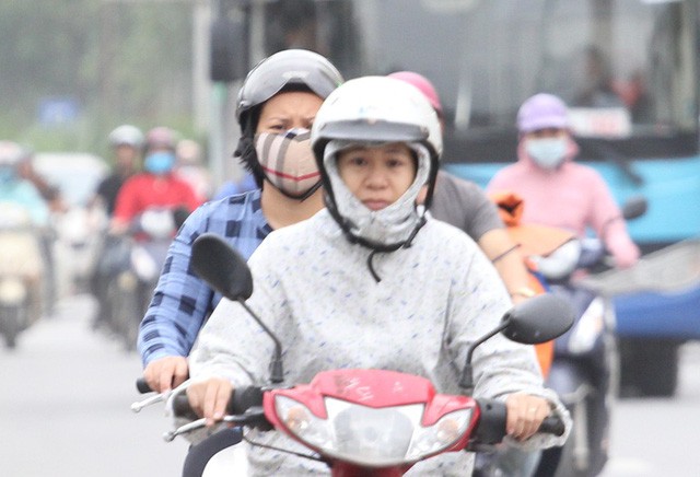 Thời tiết bất thường, người Hà Nội mặc áo phao giữa mùa hè - Ảnh 3.
