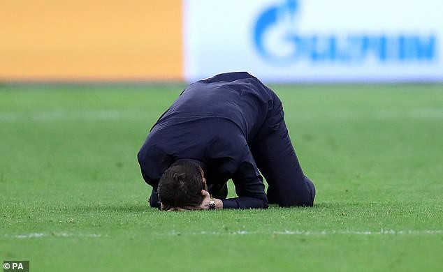 HLV Tottenham quỳ xuống sân rồi òa khóc sau màn ngược dòng “kinh điển” - Ảnh 3.
