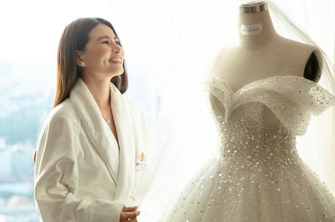 Cận cảnh chiếc váy được làm trong 400 giờ với 15 lớp vải của vợ đạo diễn Cua lại vợ bầu - Ảnh 6.