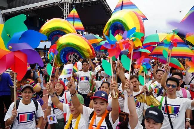 Tổng thống Phillipines thú nhận từng là người đồng tính nhưng đã tự chữa được - Ảnh 3.