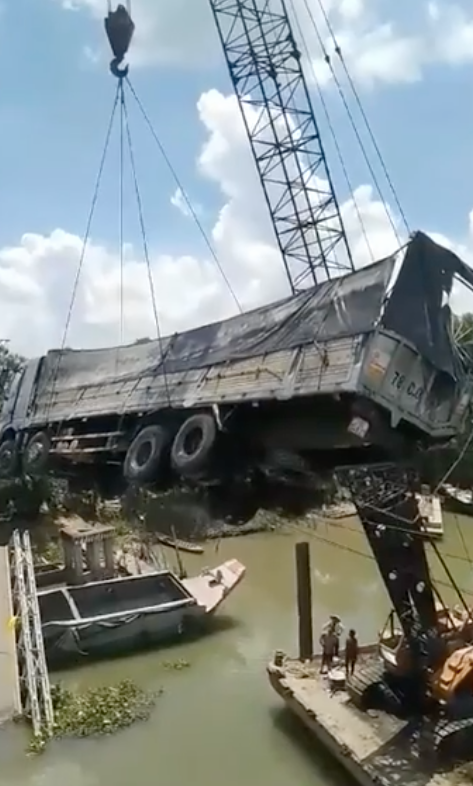 Cần cẩu bị gãy đôi, đổ sập khi đang trục vớt xe tải bị rơi xuống sông trong vụ sập cầu ở Đồng Tháp - Ảnh 2.