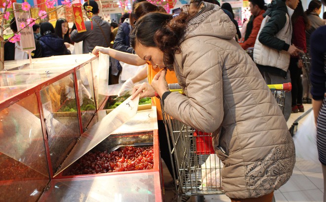 Khách Việt thản nhiên khui đồ ăn, phá nát hàng hóa trong siêu thị như ở chốn không người - Ảnh 7.