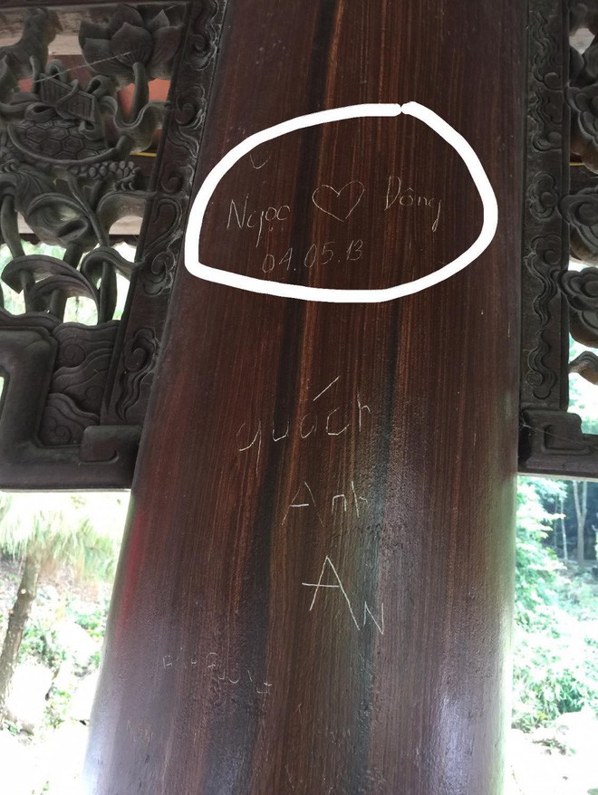 Xuất hiện nhiều bút tích xấu xí và phản cảm trên cột gỗ chùa Côn Sơn khiến cộng đồng mạng ngán ngẩm - Ảnh 1.