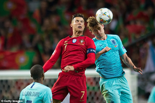 Vừa giành chức vô địch Nations League, Ronaldo hóa thân làm siêu cò, chèo kéo cầu thủ đẹp trai nhất tuyển Hà Lan - Ảnh 1.