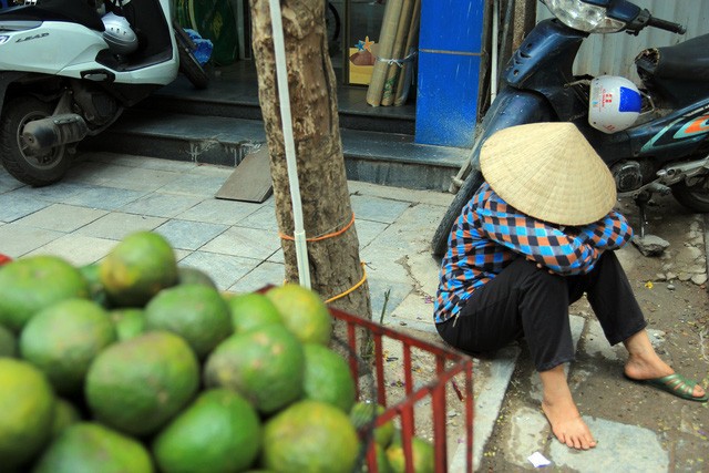 Giấc ngủ trưa vội vàng của người lao động dưới chảo lửa 40 độ C - Ảnh 4.