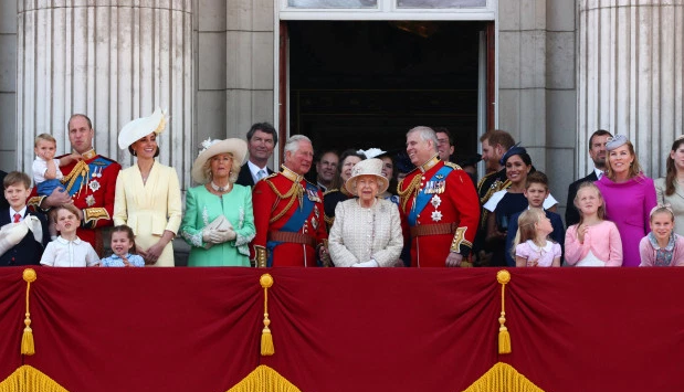 Khoảnh khắc Meghan Markle bị chìm nghỉm, lạc lõng giữa đại gia đình nhà chồng gây chú ý và nguyên do thực sự khiến ai cũng ngỡ ngàng - Ảnh 5.