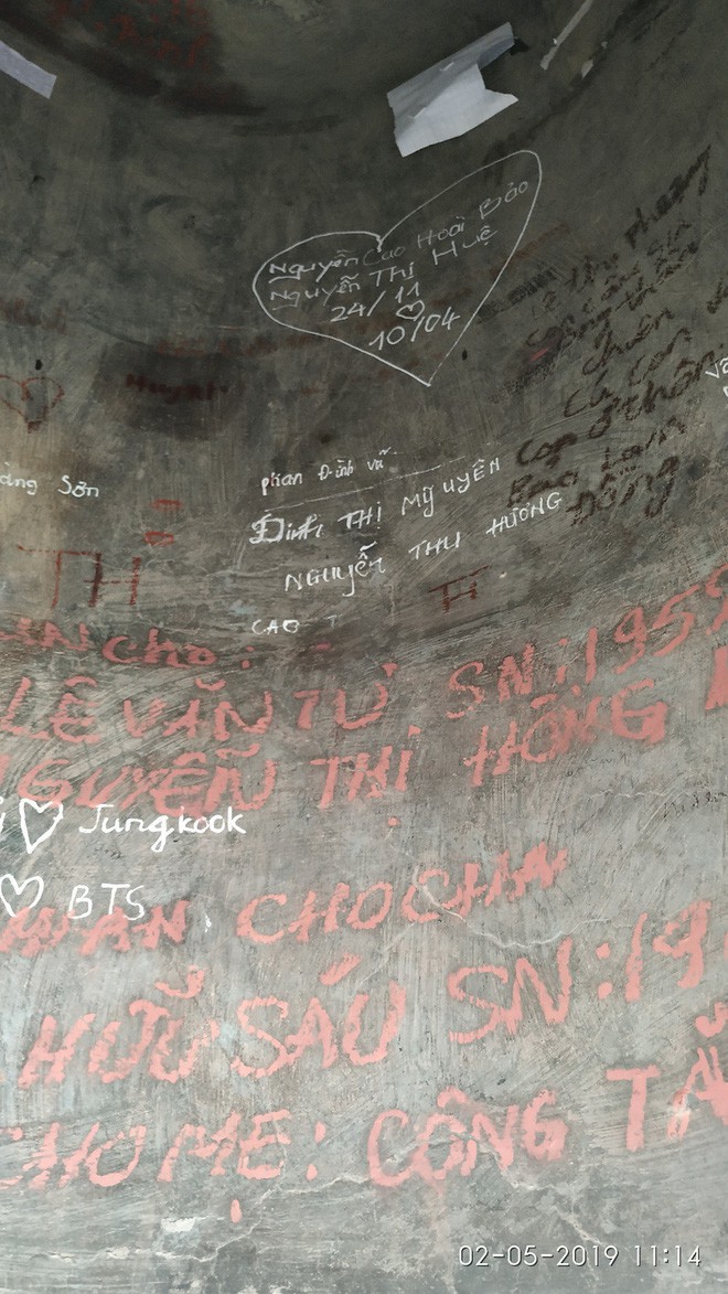 Xuất hiện nhiều bút tích xấu xí và phản cảm trên cột gỗ chùa Côn Sơn khiến cộng đồng mạng ngán ngẩm - Ảnh 5.