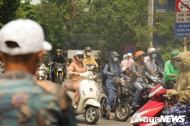 Ảnh: Xe ôm ế ẩm, taxi lên ngôi trong ngày Hà Nội nắng như đổ lửa - Ảnh 2.