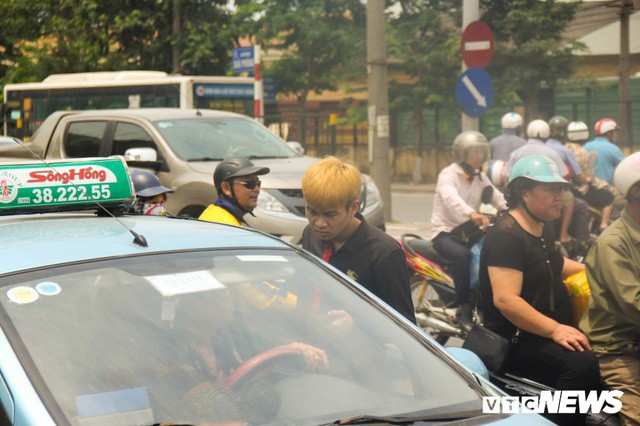 Ảnh: Xe ôm ế ẩm, taxi lên ngôi trong ngày Hà Nội nắng như đổ lửa - Ảnh 9.