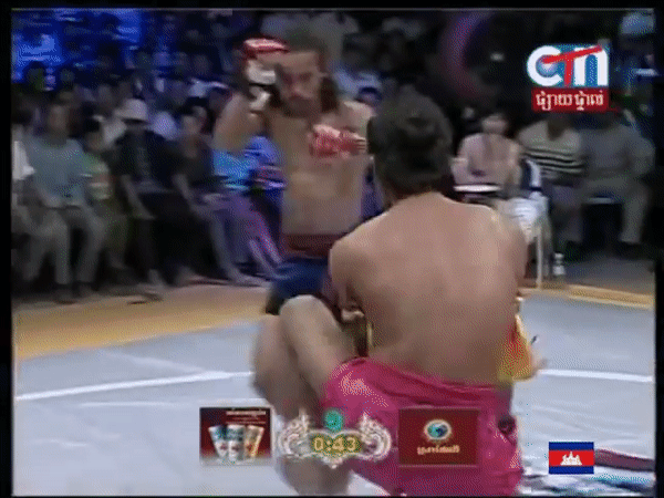 Môn võ truyền thống của Campuchia gây tranh cãi lớn với màn vừa múa vừa đấm lạ mắt - Ảnh 1.