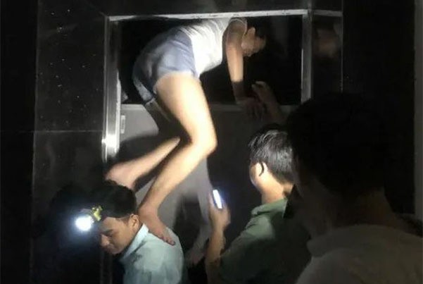 Giải cứu nhiều người mắc kẹt trong thang máy ở Hà Nội - Ảnh 1.